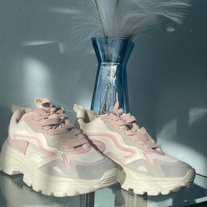 Tenis de Zara a $20.00 size 6 .